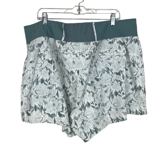 NWT Athleta Trekkie North Athletic Shorts | Ethereal Bloom Magnolia White | 22 - Picture 3 of 11